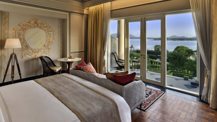 Flamingo Signature Room with Balcony King Bed